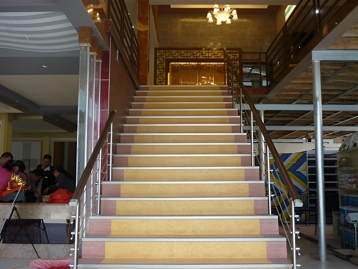 Bậc cầu thang tại một công ty sử dụng nẹp nhôm L41-N để chống trơn trượt