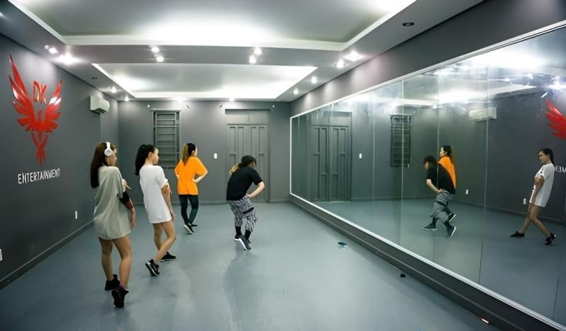 Gương phòng tập yoga được bo góc bằng nẹp inox U8mm