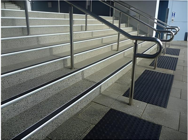 Sử dụng nẹp bằng NCP40 ở mũi bậc cầu thang giúp giảm nguy cơ bị trượt và té ngã