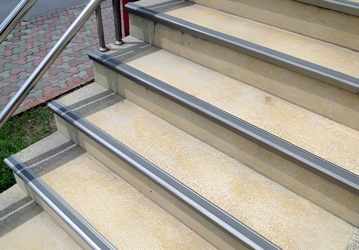 Nẹp nhôm cầu thang CT04 tại Nẹp Giá Rẻ cho các công trình công cộng