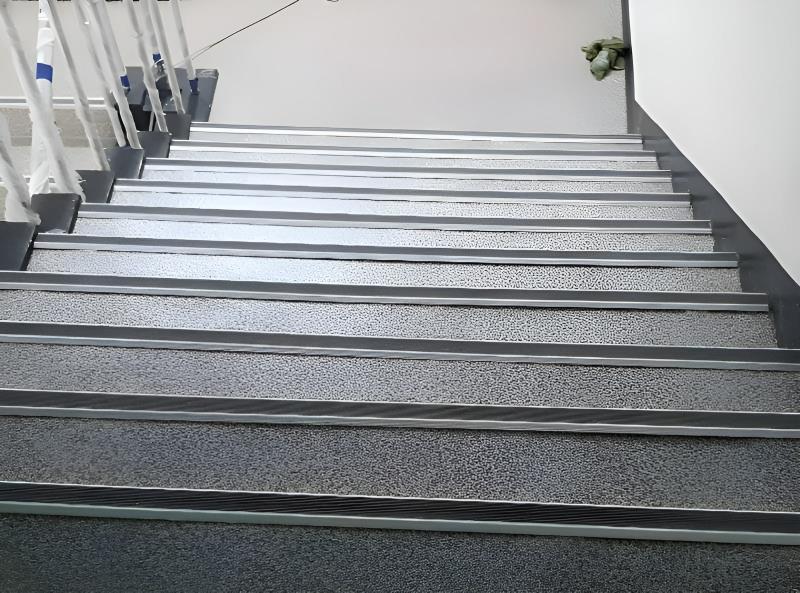 Sử dụng nẹp nhôm chống trượt NLp12 tại các bậc thang không có lợi mũi bậc