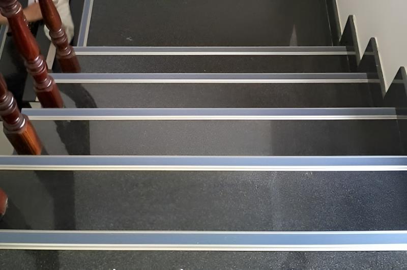 Sử dụng nẹp nhôm chống trượt NLP12 tại các mũi bậc cầu thang để đảm bảo an toàn
