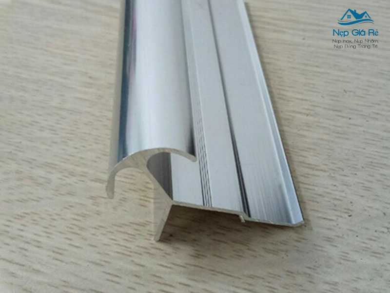 Ung-dung-cua-nep-goc-duong-my10mm-trong-trang-tri-noi-that-nepgiare