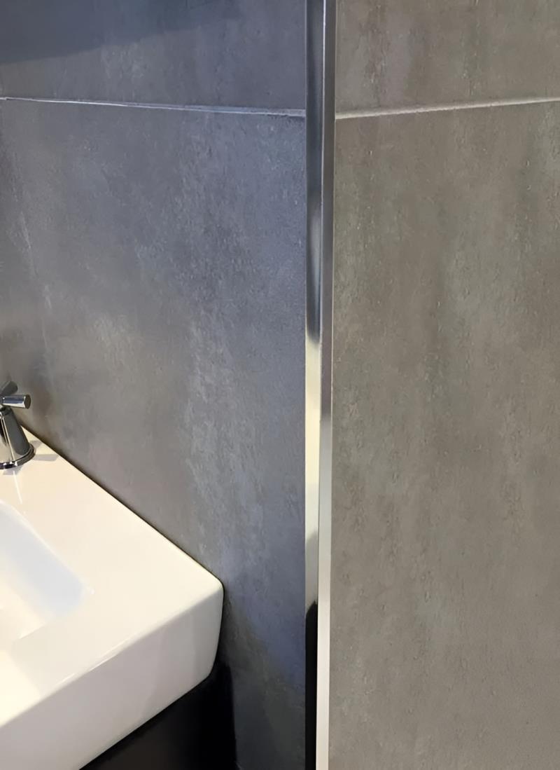 Nẹp inox bo vuông S-GV10 được sử dụng để bọc và bảo vệ các góc cạnh của cạnh tường trong nhà tắm