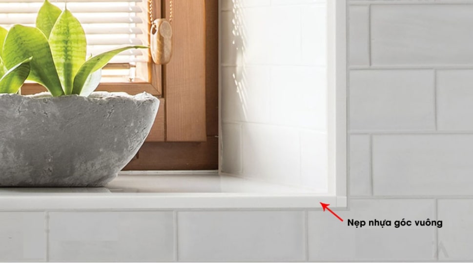 Nẹp nhựa góc vuông TH-12 thường dùng để nẹp cạnh cửa sổ ở trong nhà vệ sinh