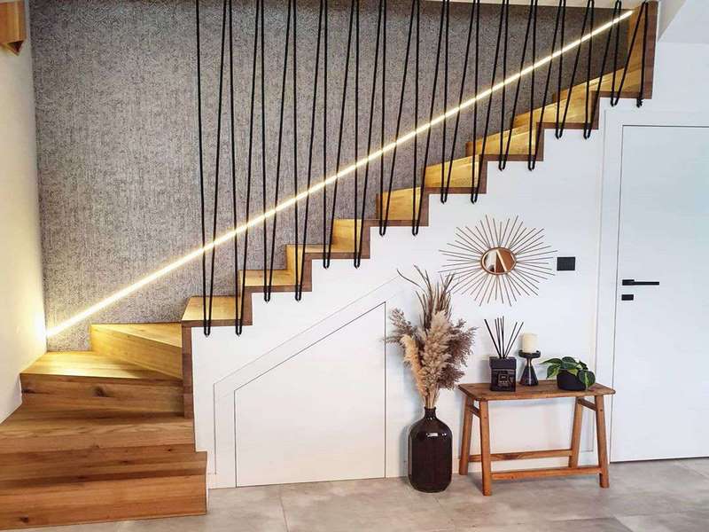 Trang Trí Bậc Tam Cấp Trong Phòng Khách