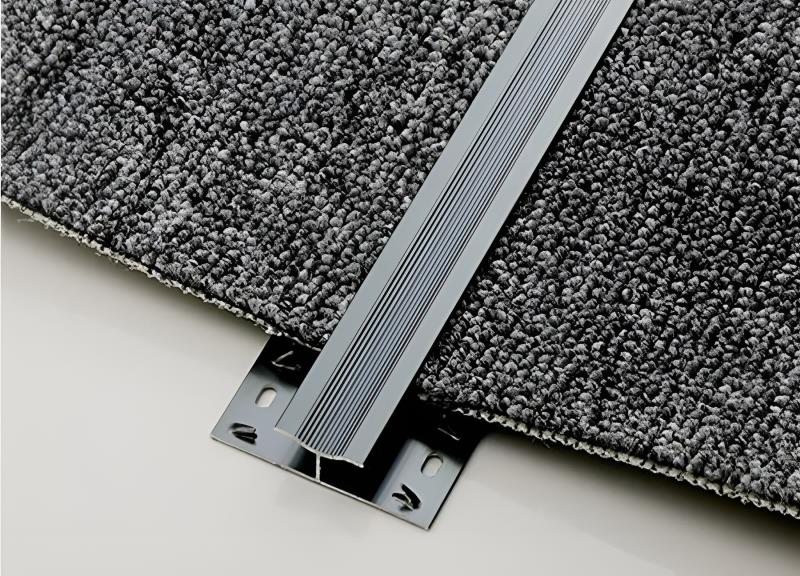 Nẹp Inox 304 T30mm dùng để tạo ranh giới giữa các loại sàn như thảm và sàn gỗ