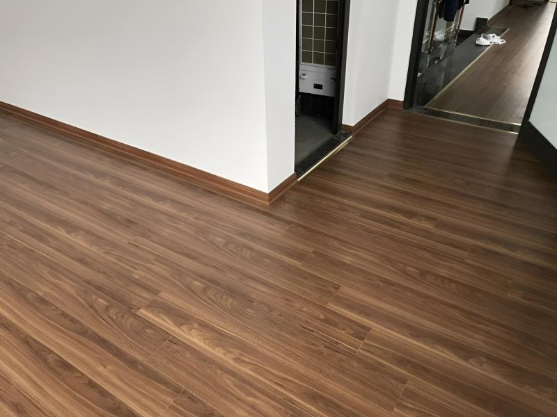 Sử dụng thanh nẹp V inox 30x30 kết thúc sàn gỗ giúp tăng tính thẩm mỹ 