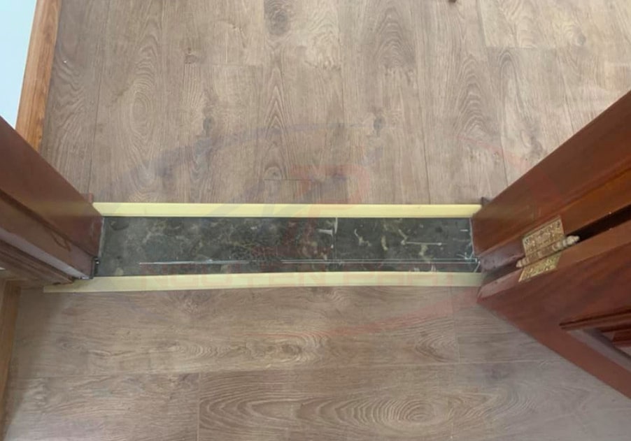 Nẹp inox chữ T xước tạo sự kết nối giữa vật liệu gỗ và vật liệu đá
