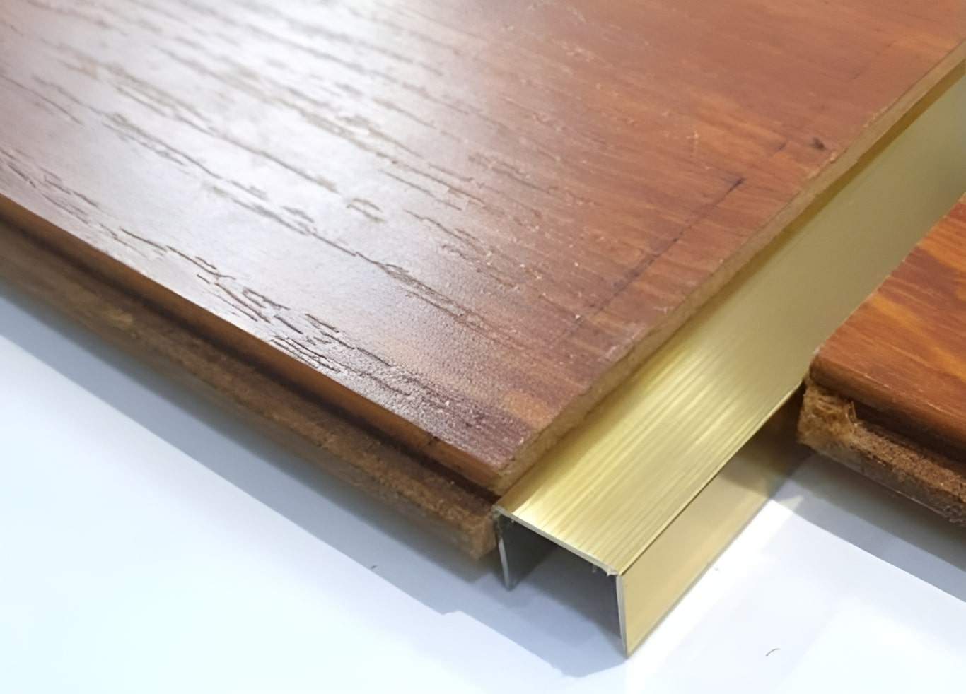 Nẹp inox chữ U xước màu vàng được dùng để chỉ khe giãn cách giữa 2 bề mặt vật liệu gỗ