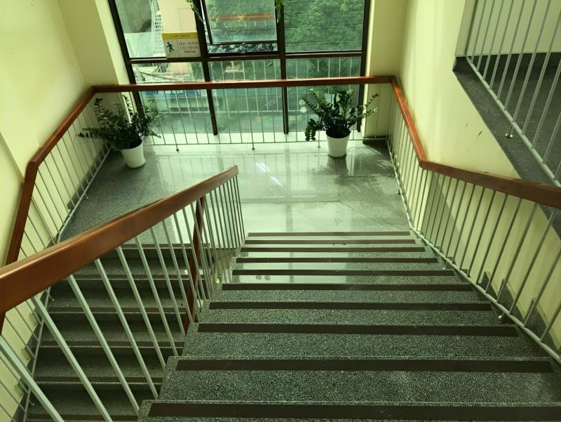 Nẹp chống trơn cầu thang tại trường học