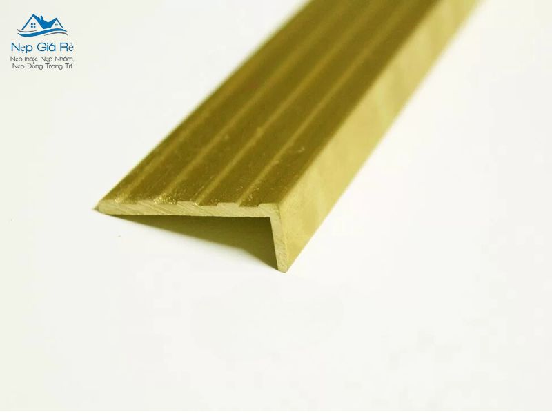 Đặc điểm Nổi Bật Của Nẹp Đồng L18 Mặt Gân