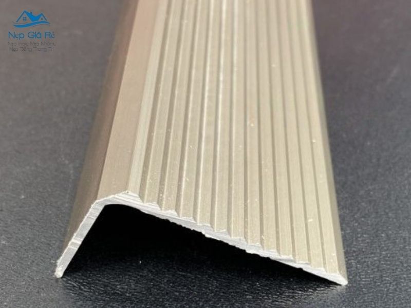 Đặc điểm Nổi Bật Của Nẹp Chống Trơn Cầu Thang đá L40