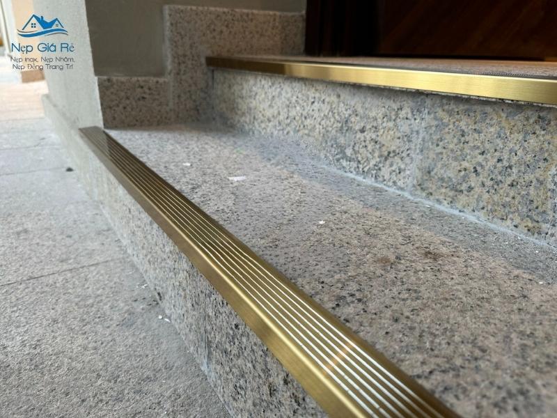 Ứng Dụng Của Nẹp Chống Trơn Cầu Thang đá L40