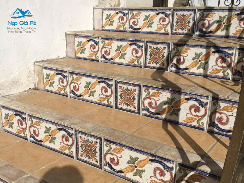 Gach-diem-cau-thang-nepgiare