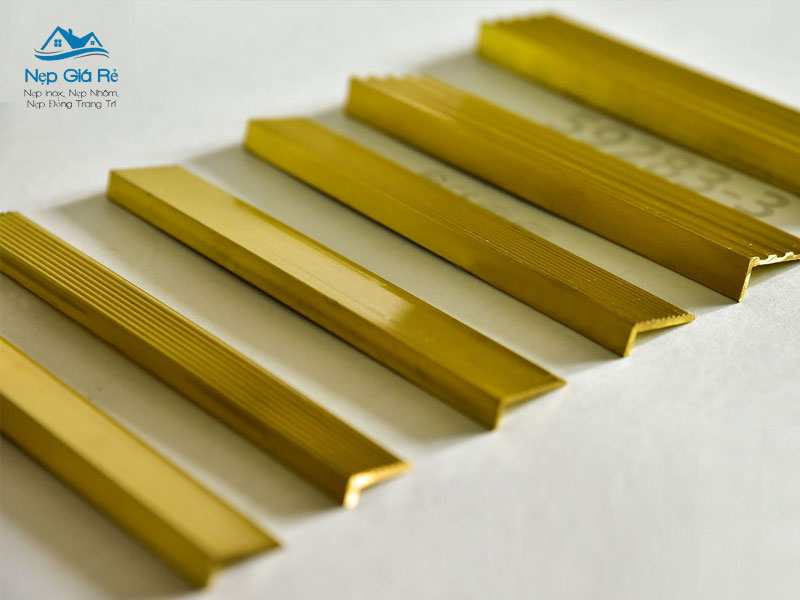 Trang-tri-cua-nepgiare