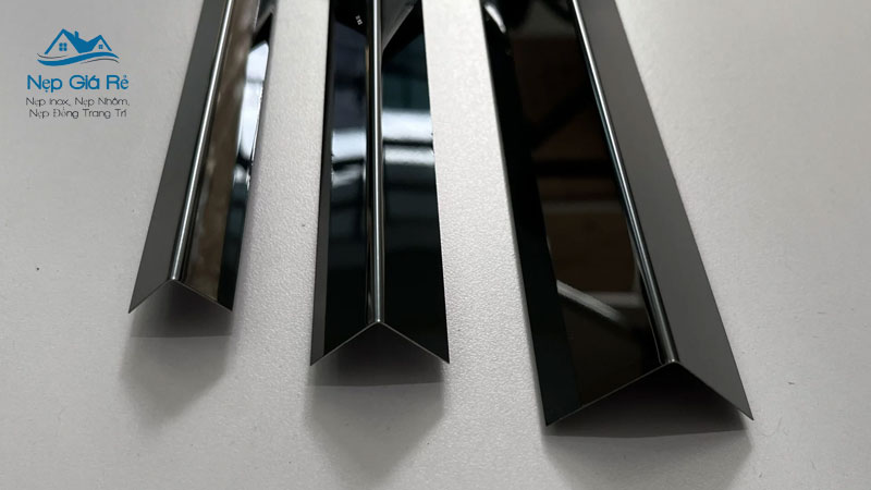 Nep-inox-mau-den-diem-nhan-tinh-te-cho-khong-gian-noi-that-nepgiare