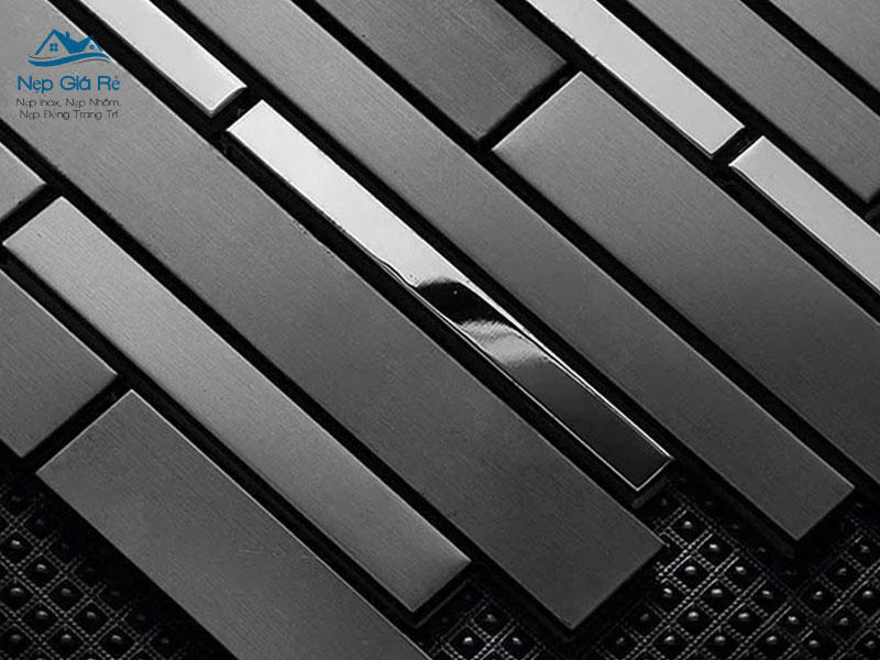 Ung-dung-cua-nep-inox-mau-den-nepgiare