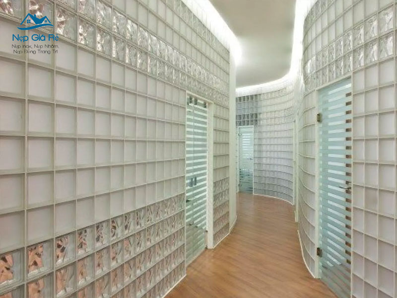 Uu-diem-cua-gach-kinh-trang-tri-nepgiare