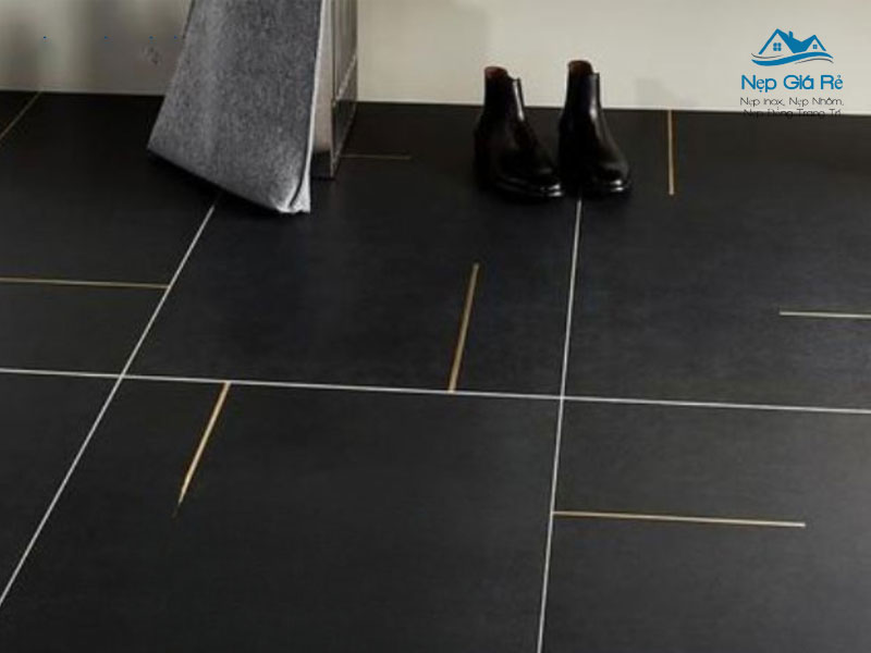 Ung-dung-cua-nep-inox-trong-nha-ve-sinh-nepgiare