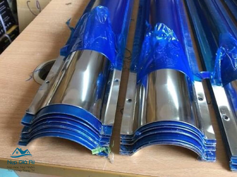 Cach-thi-cong-ghen-ban-nguyet-inox-d100-nepgiare