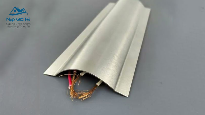 Ghen-ban-nguyet-inox-d60-la-gi-nepgiare
