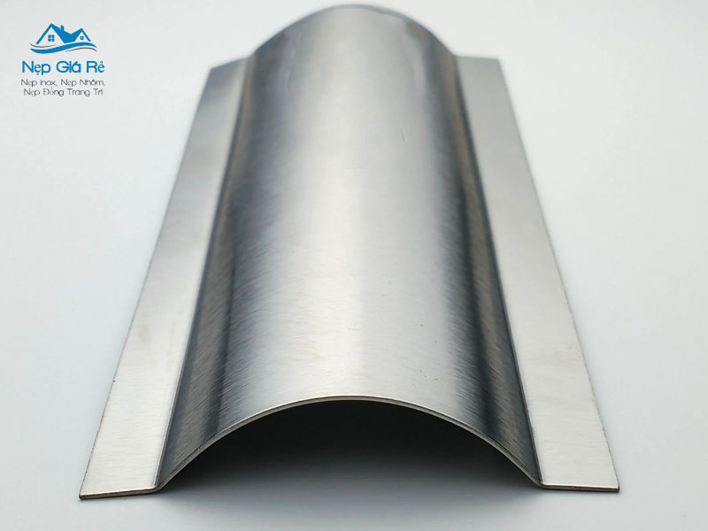 Ung-dung-cua-ghen-ban-nguyet-inox-d120-nepgiare