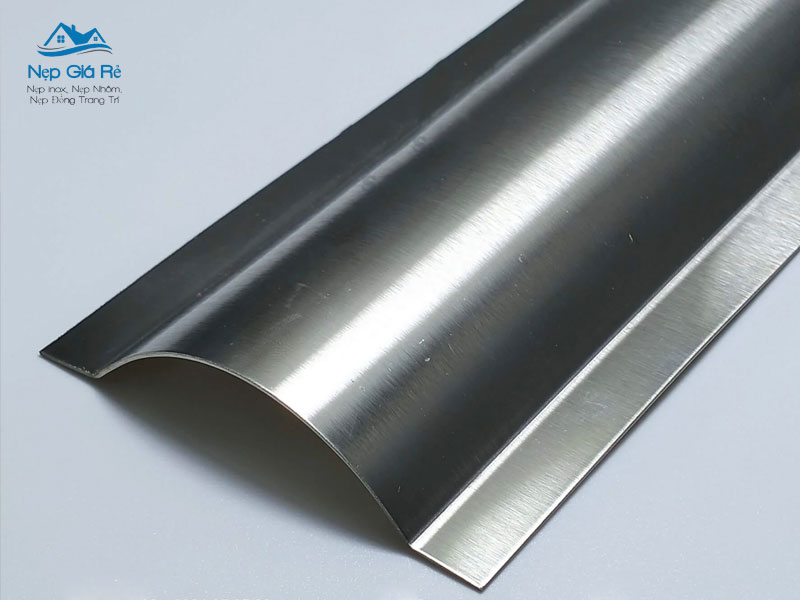 Ung-dung-cua-ghen-ban-nguyet-inox-d40-nepgiare