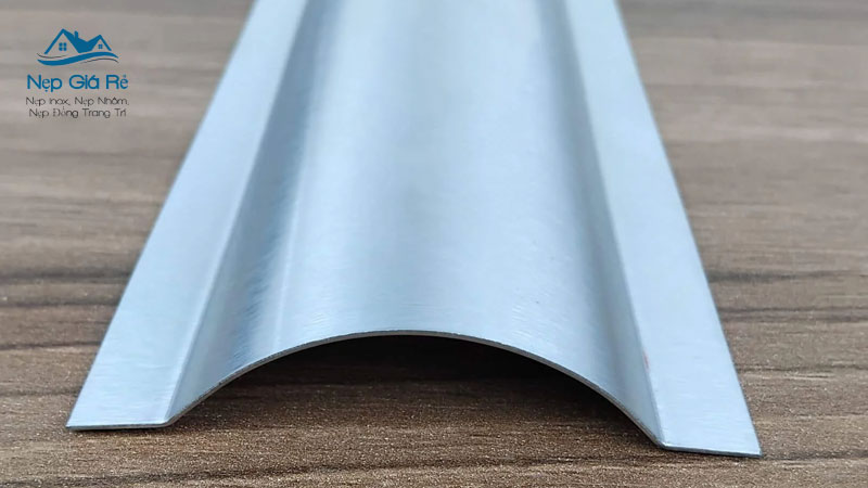 Uu-diem-noi-bat-cua-ghen-ban-nguyet-inox-d120-nepgiare