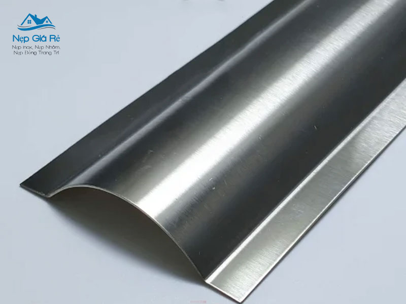 Uu-diem-vuot-troi-cua-ghen-ban-nguyet-inox-d60-nepgiare
