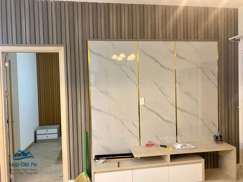 Ung-dung-nep-inox-chu-v-de-tao-diem-nhan-cho-bo-cuc-nepgiare