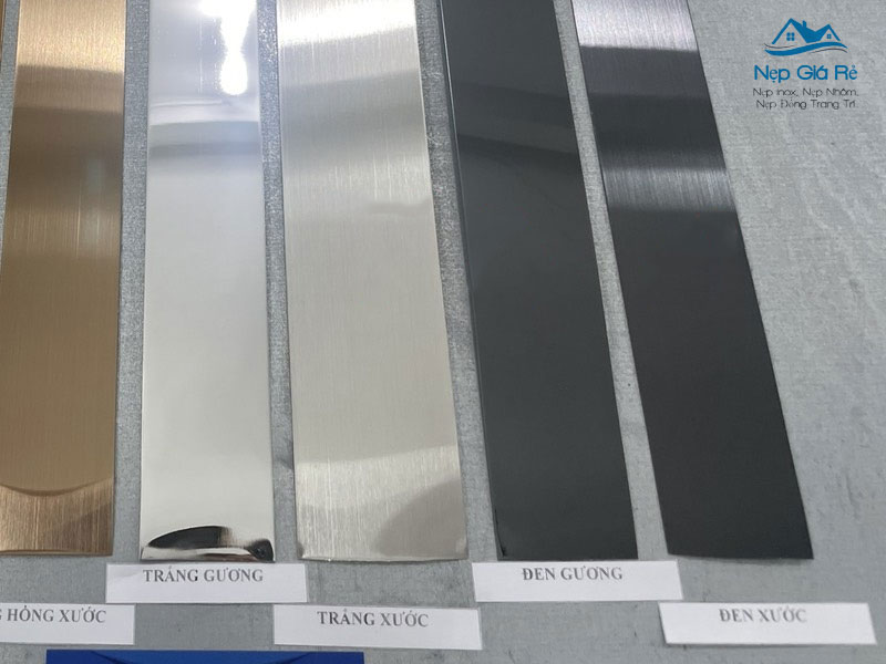 So-sanh-chi-tiet-nep-la-inox-den-bong-va-den-xuoc-nepgiare