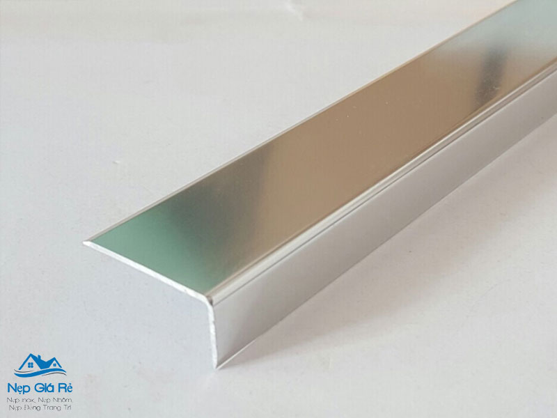 Ung-dung-nep-nhom-chu-l-trong-noi-that-khach-san-3-sao-nepgiare