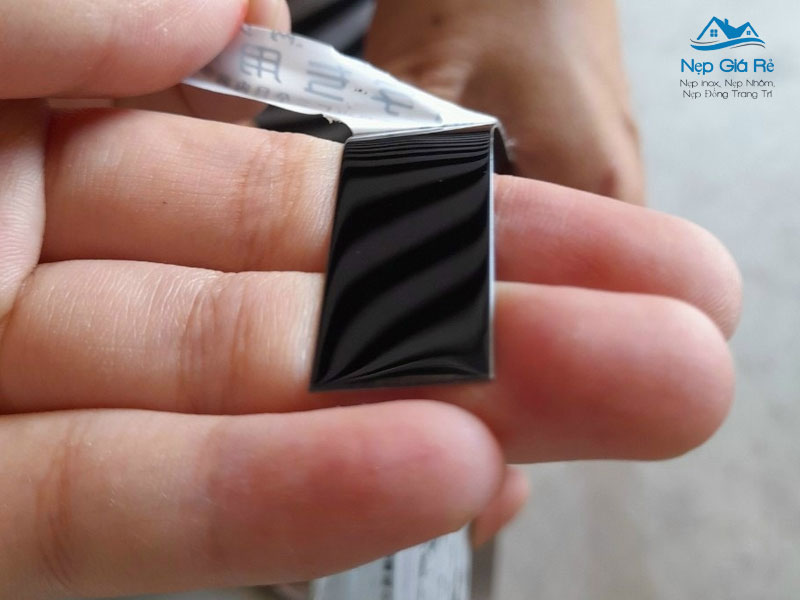 Uu-diem-noi-bat-cua-nep-la-inox-mau-den-nepgiare