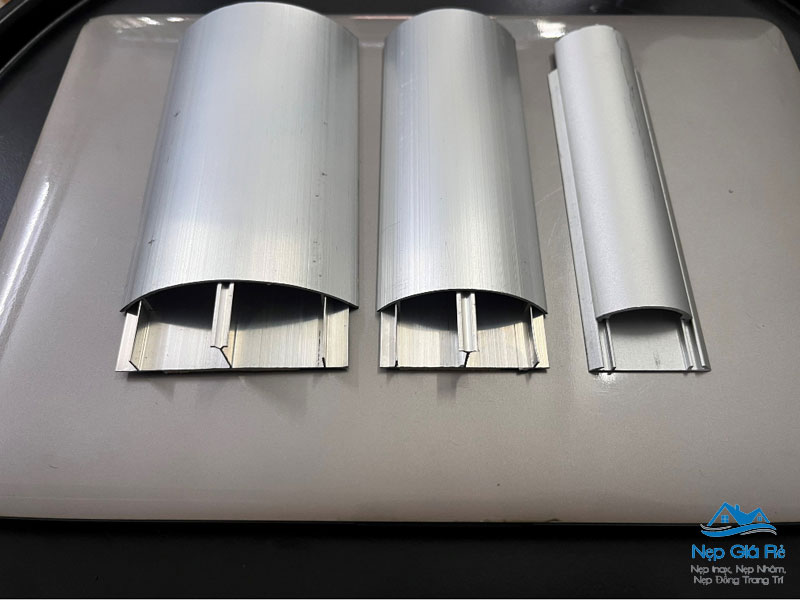 Ung-dung-nep-ban-nguyet-nhom-trong-noi-that-phong-khach-nepgiare