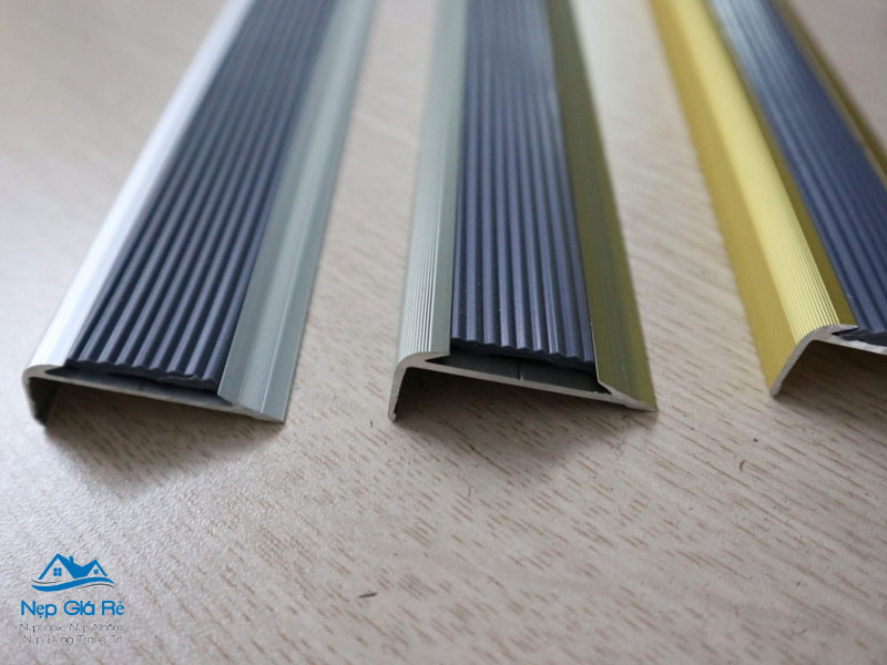 Ung-dung-nep-chong-truot-cau-thang-trong-phong-khach-nepgiare