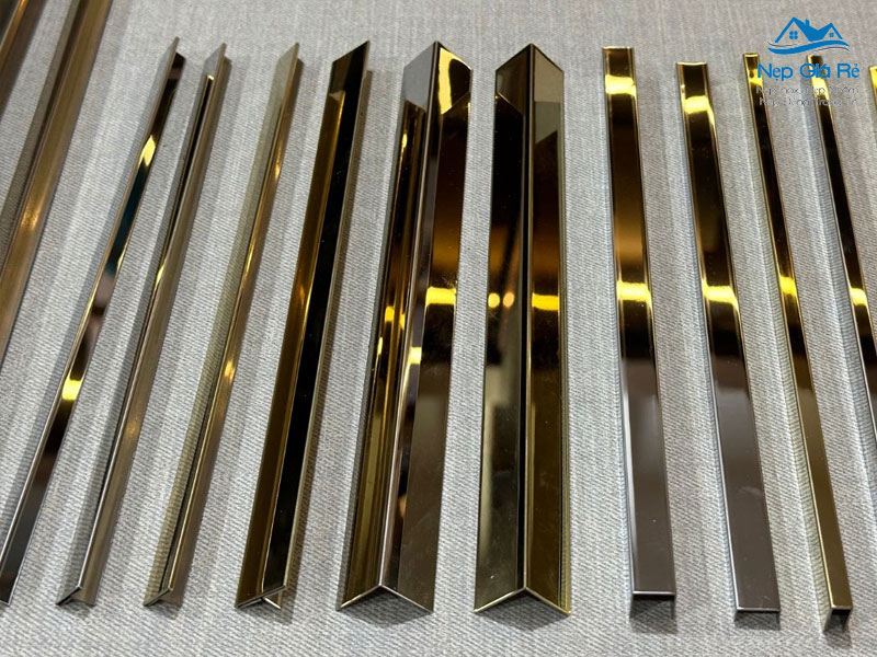 Ung-dung-nep-inox-ma-vang-trong-noi-that-phong-khach-san-nepgiare