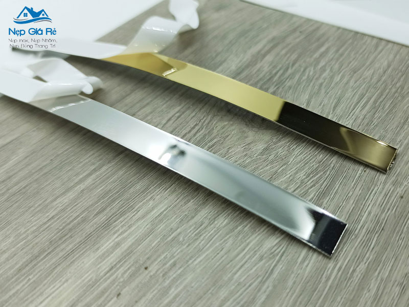 Ung-dung-nep-la-inox-trong-trang-tri-phong-ngu-cho-nu-nepgiare