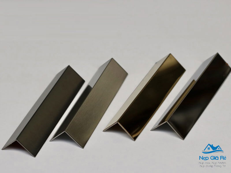 Ung-dung-nep-v-inox-trong-phong-khach-nha-ong-4m-nepgiare