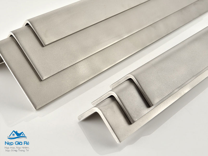 Ung-dung-nep-v-inox-trong-trang-tri-noi-that-nha-ong-3-tang-nepgiare