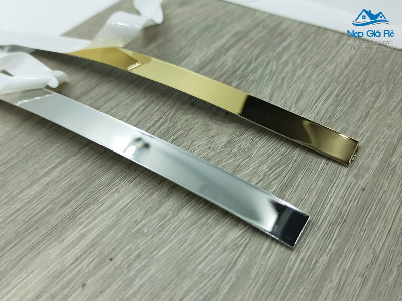 Ung-dung-nep-la-inox-trong-trang-tri-phong-ngu-dien-tich-nho-nepgiare