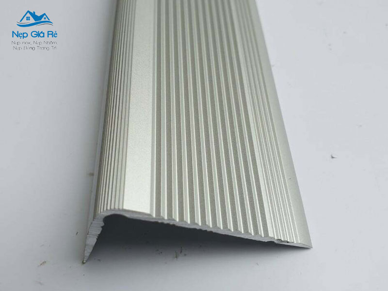 Bang-gia-nep-chong-truot-cau-thang-tai-an-giang-moi-nhat-nepgiare