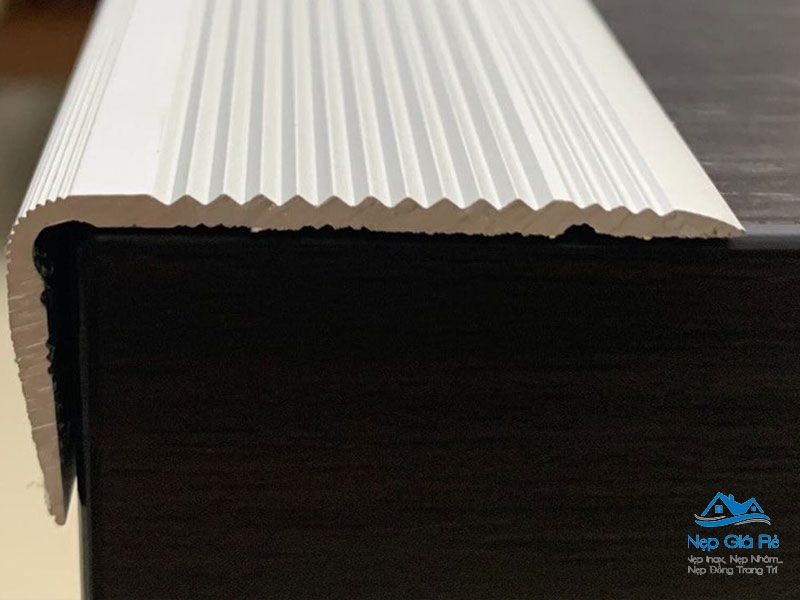 Bang-gia-nep-chong-truot-cau-thang-tai-tien-giang-nepgiare