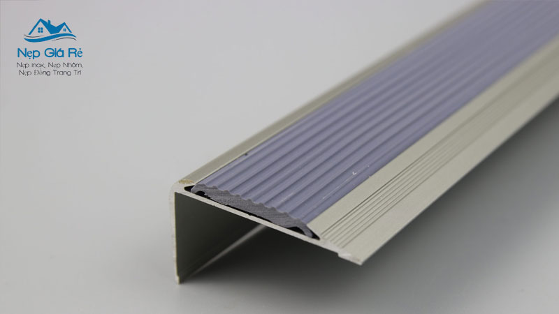 Bao-gia-nep-chong-truot-cau-thang-tai-ben-tre-moi-nhat-nepgiare