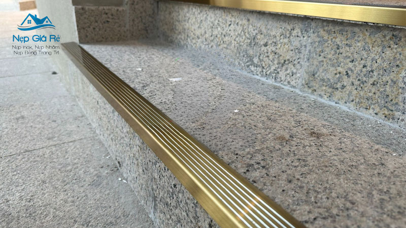 Cap-nhat-gia-nep-chong-truot-cau-thang-tai-quang-binh-moi-nhat-nepgiare