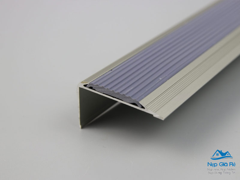 Dac-diem-cua-nep-chong-truot-cau-thang-nepgiare