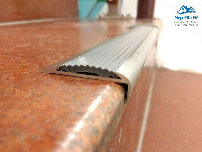 Dau-la-don-vi-phan-phoi-nep-chong-truot-cau-thang-o-ben-tre-uy-tin-nepgiare