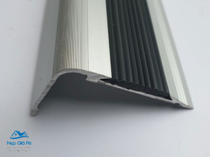 Dia-chi-nao-cung-cap-nep-inox-chong-truot-cau-thang-tai-an-giang-nepgiare