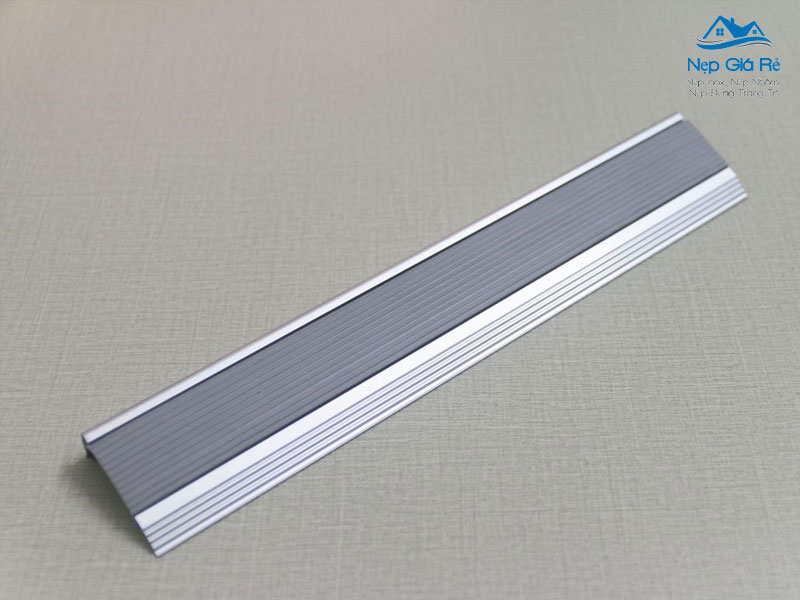 Huong-dan-lap-dat-nep-chong-truot-cau-thang-nepgiare