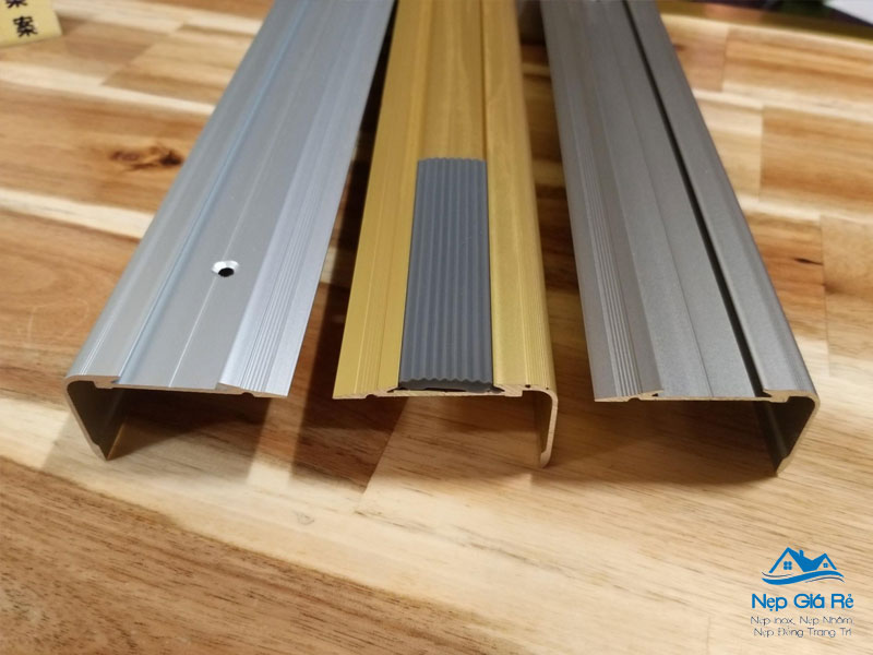 Nhung-luu-y-khi-chon-mua-nep-chong-truot-cau-thang-1-nepgiare